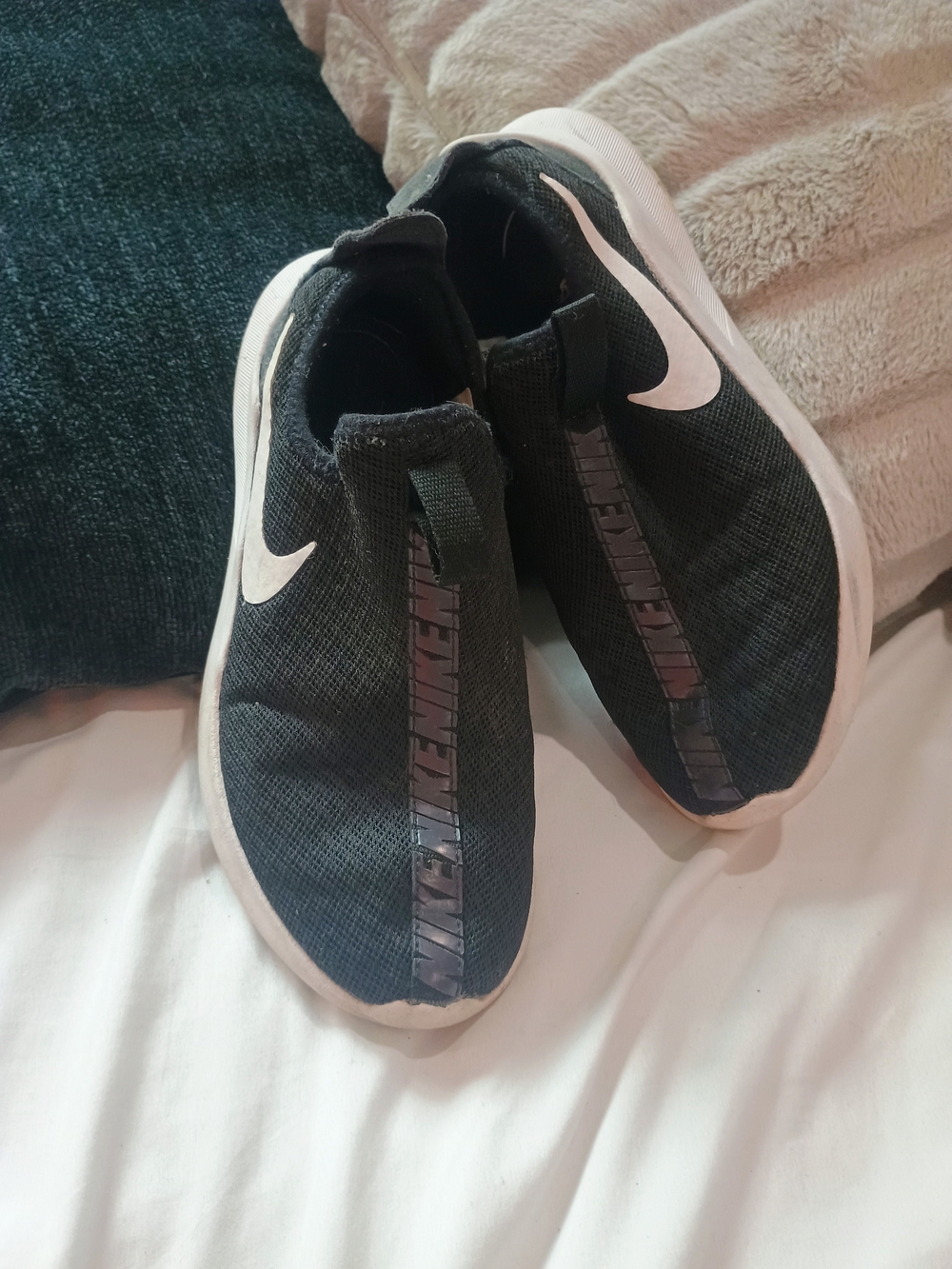 Nike Women's Viale Slip On Active Sneakers Size 7